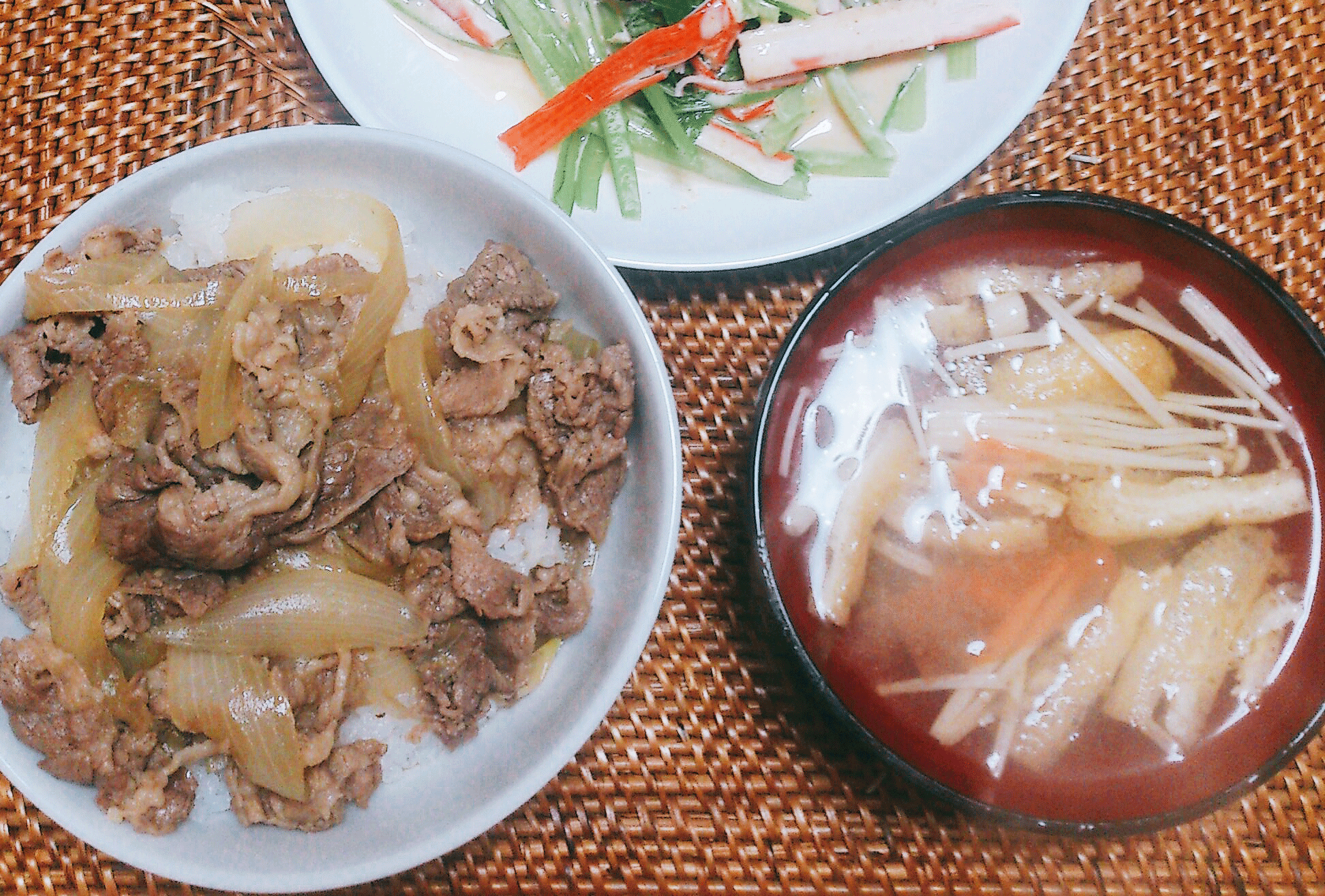 牛丼を1人で食べる女